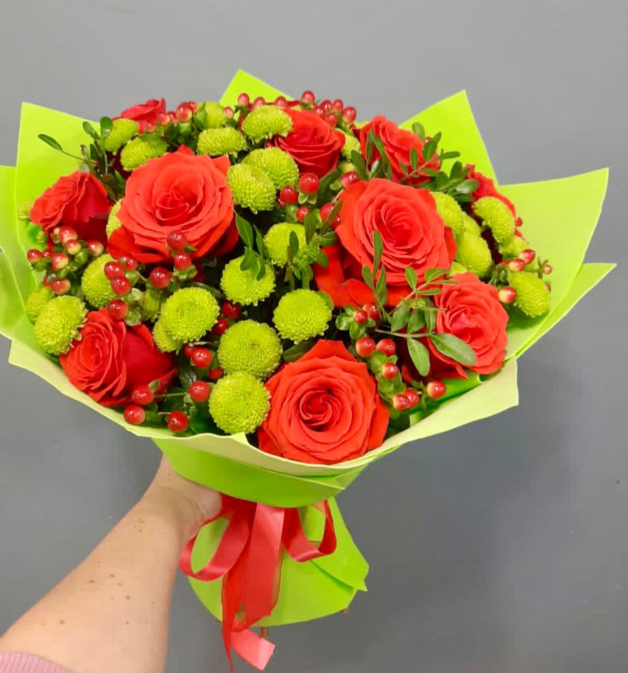 Букет цветов из: Хризантемы и Розы в Белую Колпь