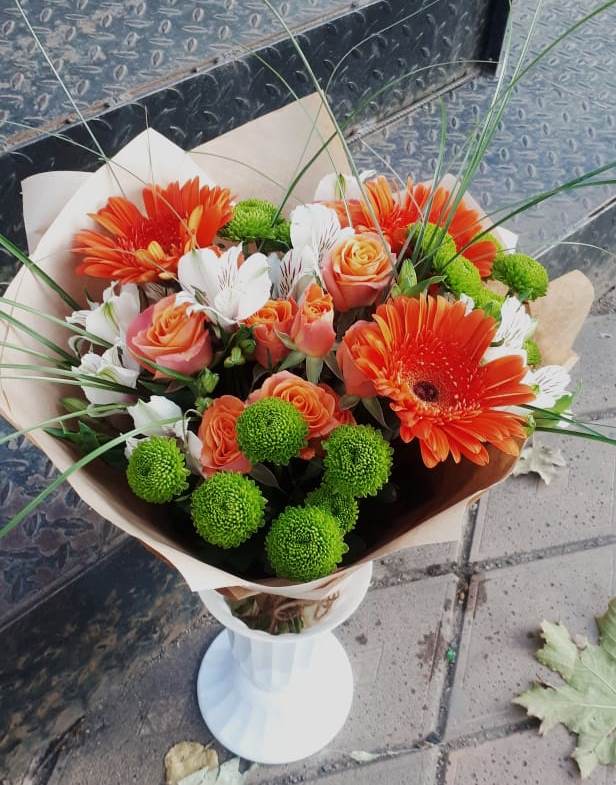 Букет цветов из: Герберы, Хризантемы, Альстромерии и Розы в Белую Колпь