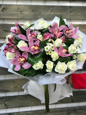 Букет цветов из: Розы и Хризантемы в Белую Колпь