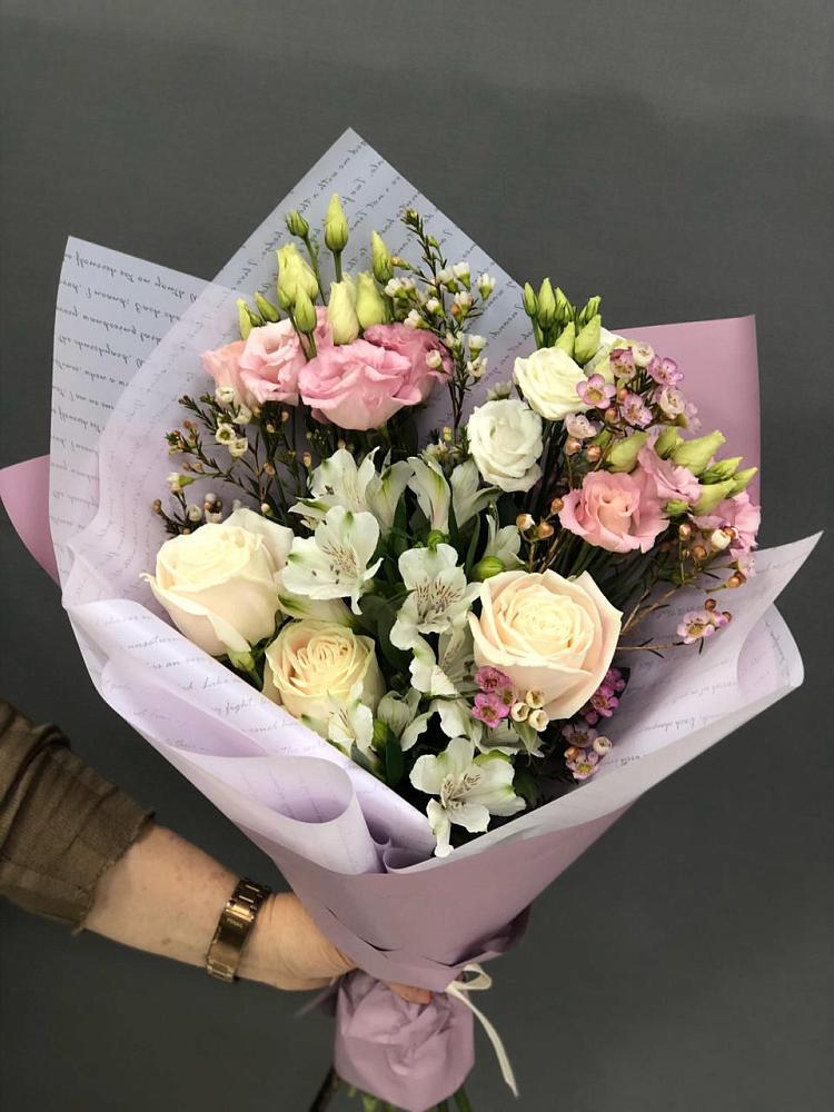 Букет цветов из: Альстромерии, Розы и Лизиантусы в Белую Колпь