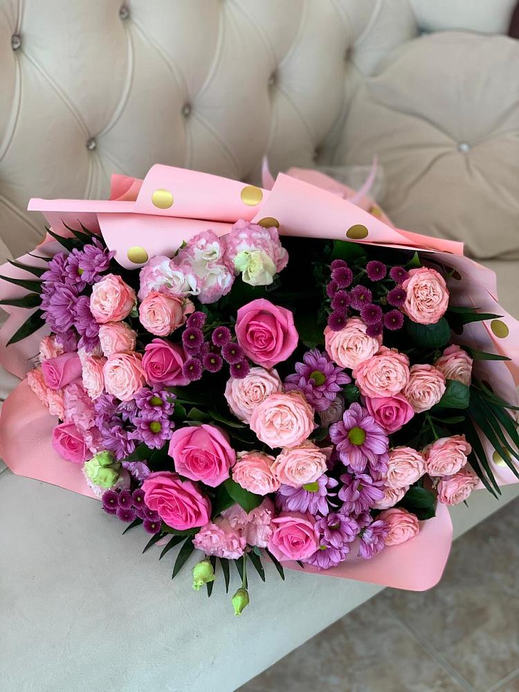 Букет цветов из: Хризантемы, Розы и Лизиантусы в Белую Колпь