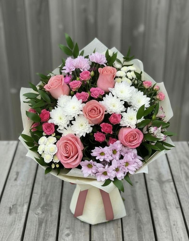 Букет цветов из: Альстромерии, Гвоздики, Розы и Хризантемы в Белую Колпь