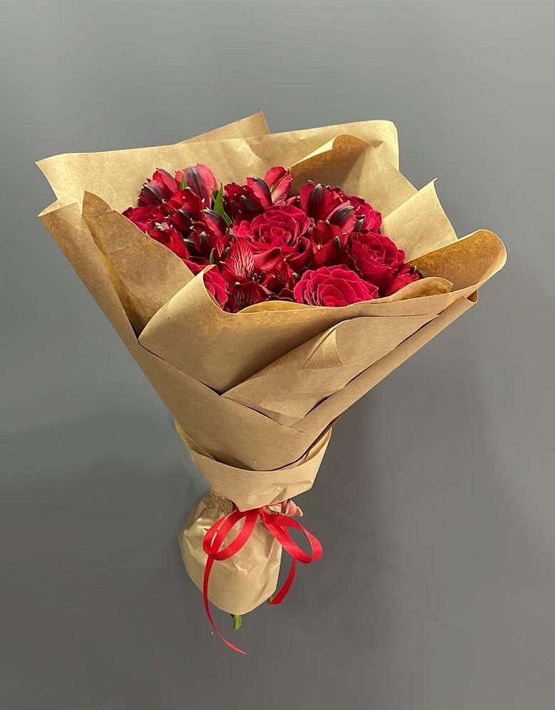 Букет цветов из: Альстромерии и Розы в Белую Колпь