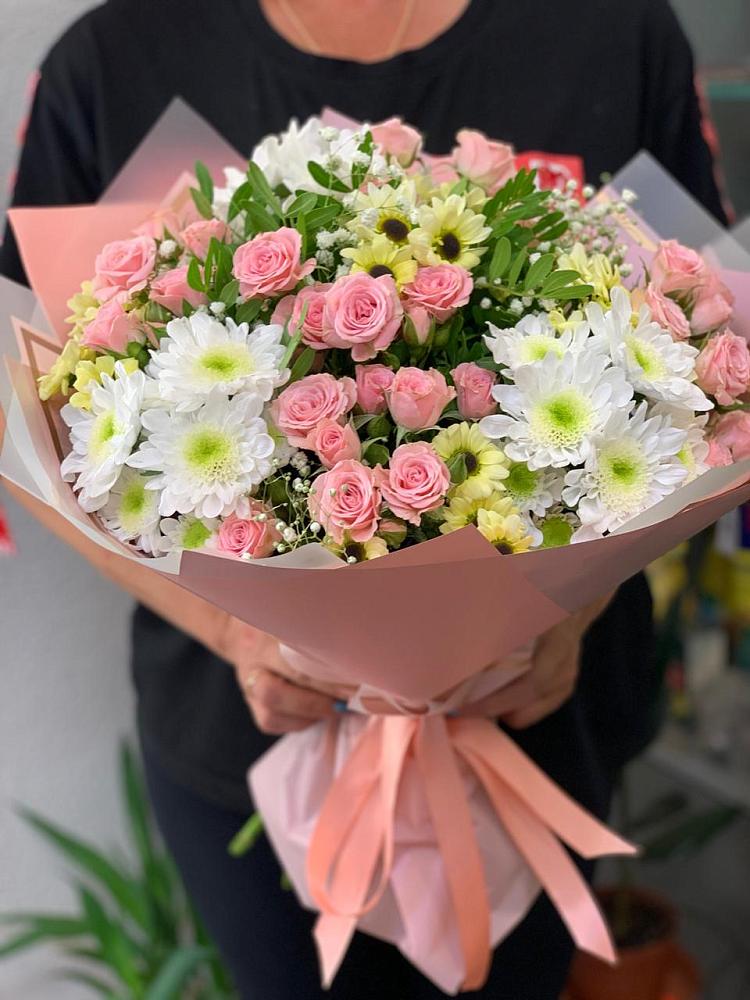 Букет цветов из: Розы и Хризантемы в Белую Колпь