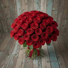 Букет 55 Красных роз Фридом #REPLACE_PRED# Белую Колпь