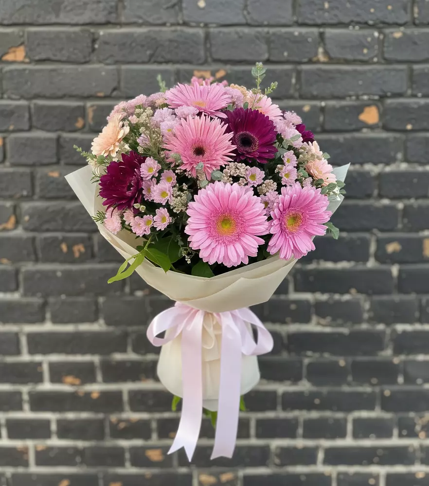 Букет цветов из: Герберы и Хризантемы в Белую Колпь