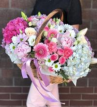 Цветочная композиция из Розы, Хризантемы, Пионы и Лизиантусы в корзине #REPLACE_PRED# Белую Колпь