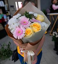 Букет цветов из:  Герберы, Розы и Хризантемы в Белую Колпь