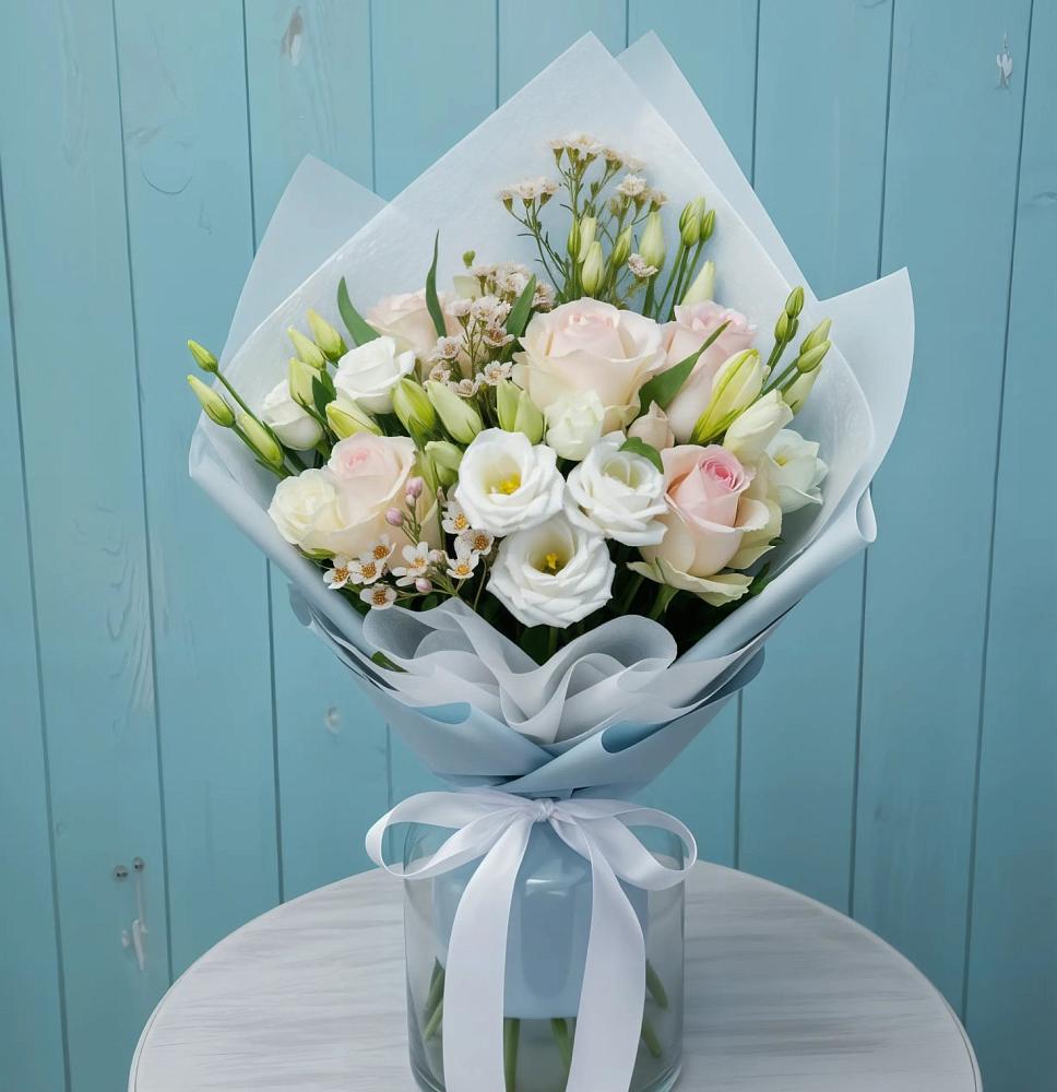 Букет цветов из: Розы и Лизиантусы в Белую Колпь