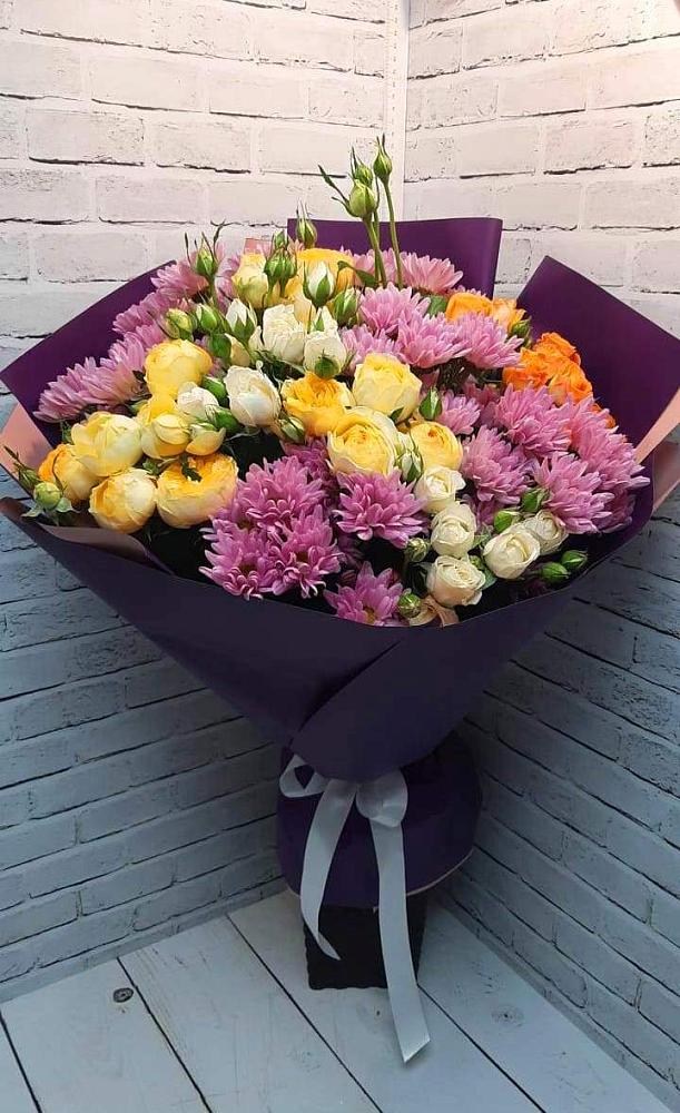 Букет цветов из: Хризантемы и Розы в Белую Колпь