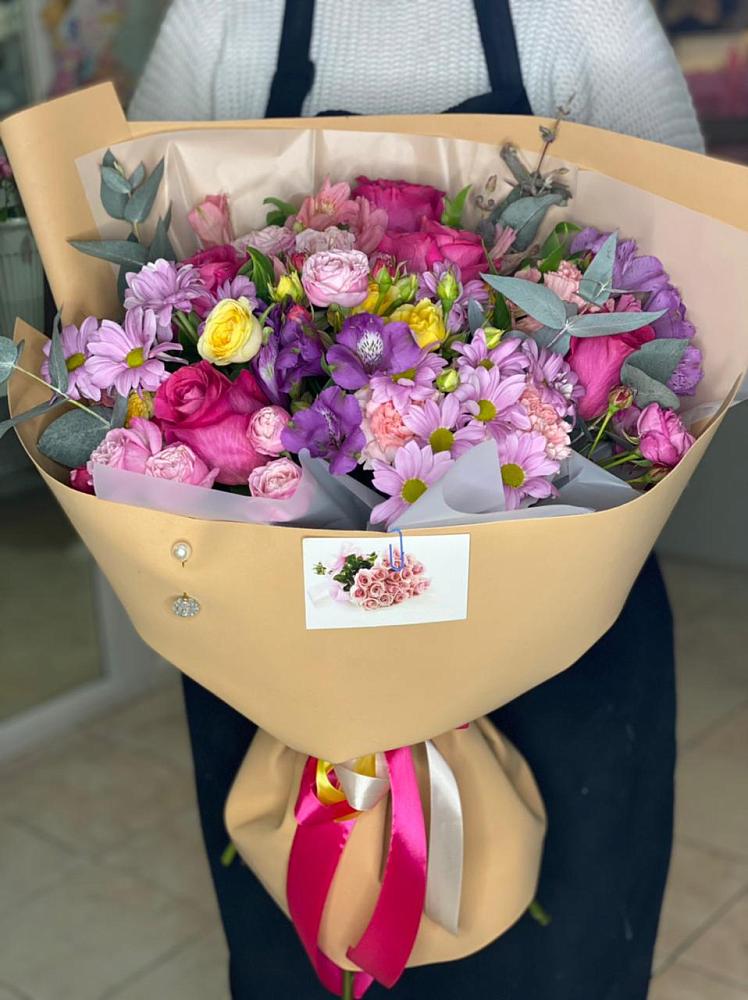 Букет цветов из: Хризантемы, Гвоздики и Альстромерии в Белую Колпь