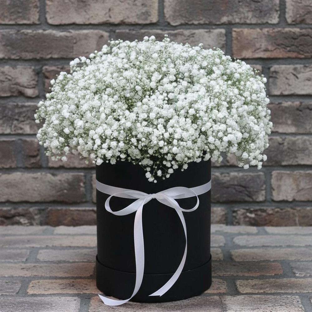 Цветочная композиция из Гипсофила в шляпной коробке в Белую Колпь