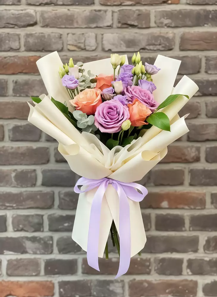 Букет цветов из: Лизиантусы и Розы в Белую Колпь