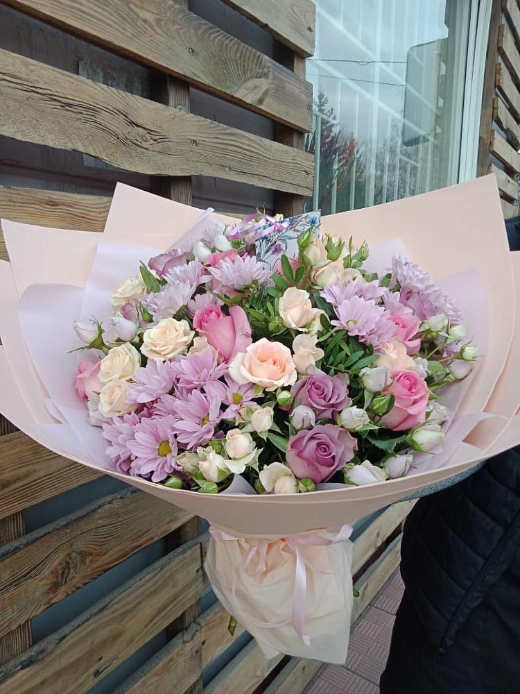 Букет цветов из: Розы и Хризантемы в Белую Колпь