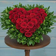 Цветочная композиция из Розы в виде сердца в Белую Колпь