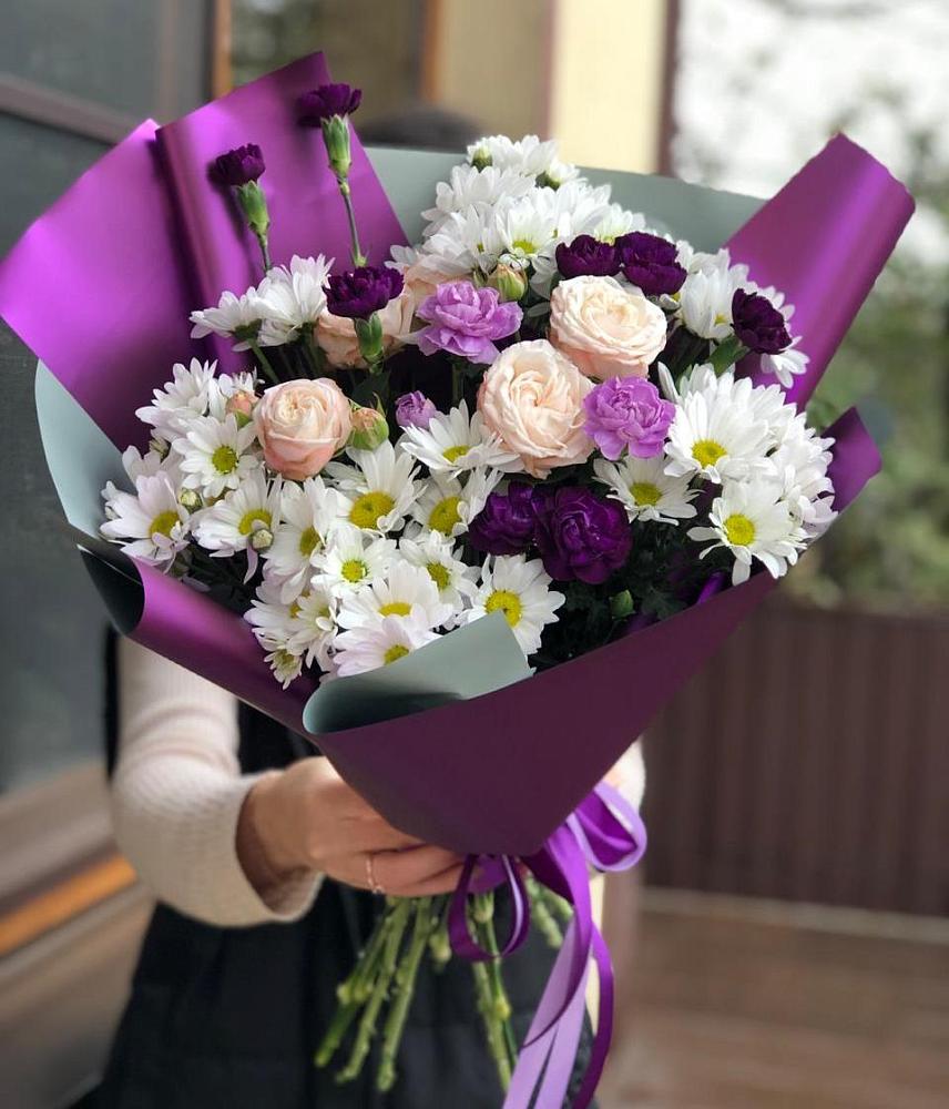 Букет цветов из: Хризантемы, Гвоздики и Розы в Белую Колпь