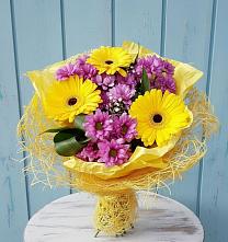 Букет цветов из:  Хризантемы и Герберы в Белую Колпь