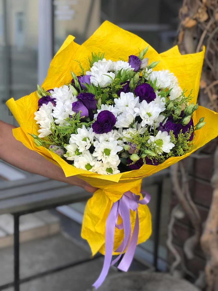 Букет цветов из: Ирисы, Хризантемы и Ромашки в Белую Колпь