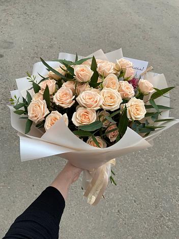 Букет Кремовые розы Латте в Белую Колпь