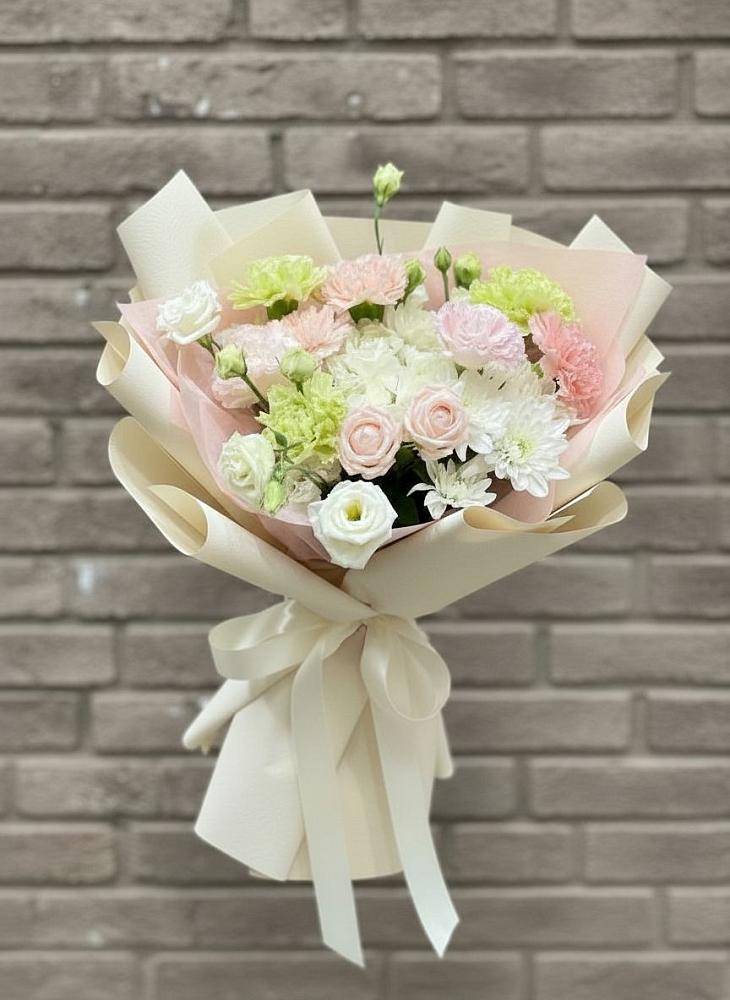 Букет цветов из: Гвоздики, Розы, Лизиантусы и Хризантемы в Белую Колпь