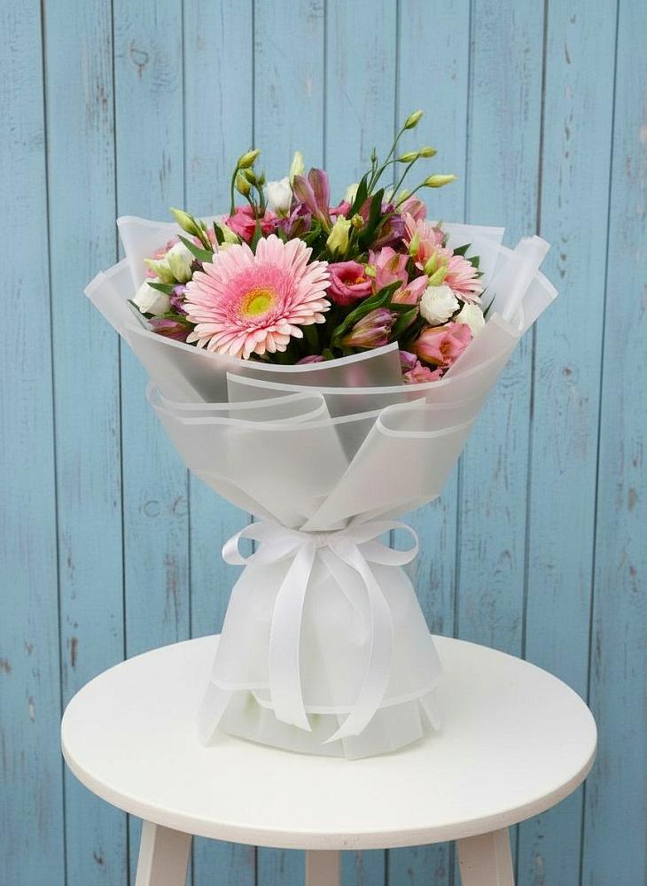 Букет цветов из: Герберы, Альстромерии и Лизиантусы в Белую Колпь