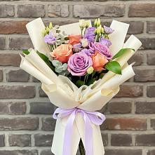 Букет цветов из:  Лизиантусы и Розы в Белую Колпь