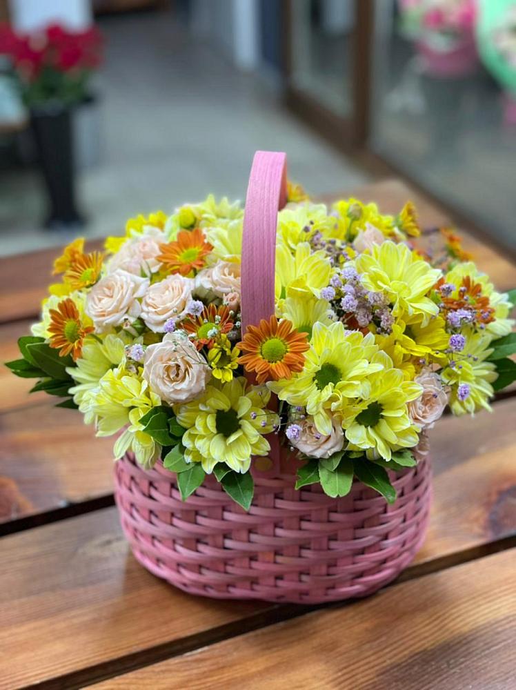 Цветочная композиция из Хризантемы и Розы в корзине в Белую Колпь