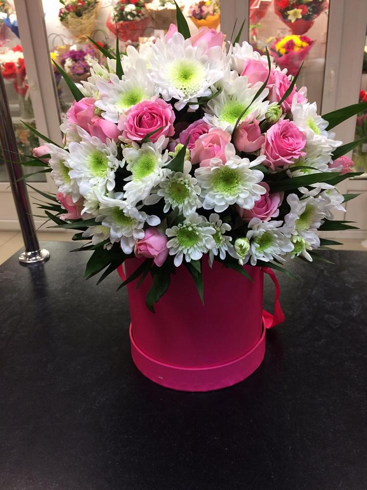 Цветочная композиция из Розы и Хризантемы в шляпной коробке в Белую Колпь