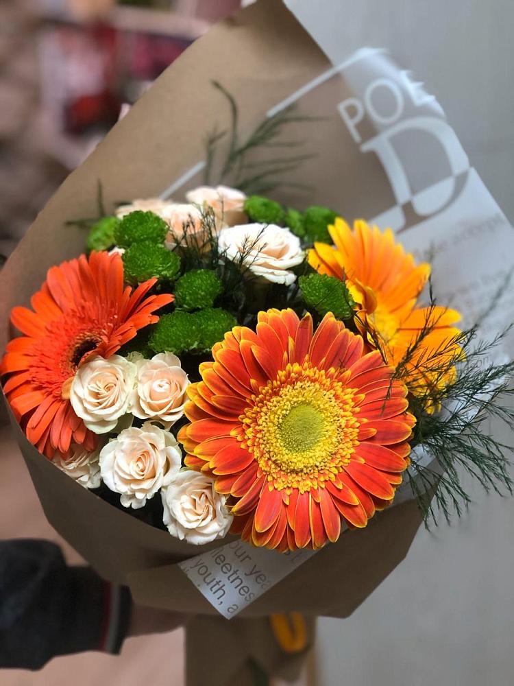 Букет цветов из: Герберы, Хризантемы и Розы в Белую Колпь