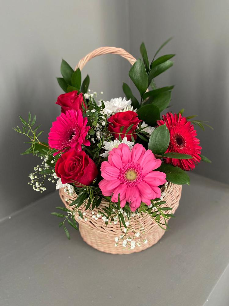 Цветочная композиция из Розы, Хризантемы и Герберы в корзине в Белую Колпь