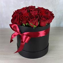 Цветочная композиция из Розы в шляпной коробке в Белую Колпь