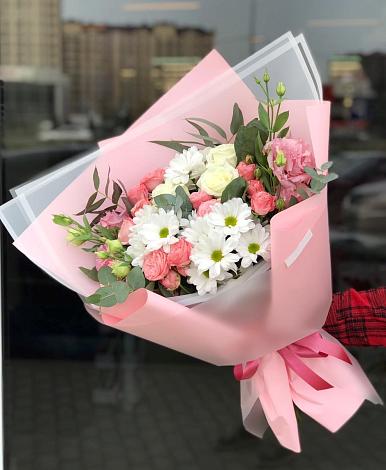 Букет цветов из: Розы, Лизиантусы и Хризантемы в Белую Колпь