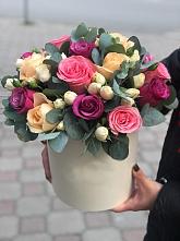 Цветочная композиция из Розы в шляпной коробке в Белую Колпь