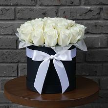 Цветочная композиция из Розы в шляпной коробке в Белую Колпь